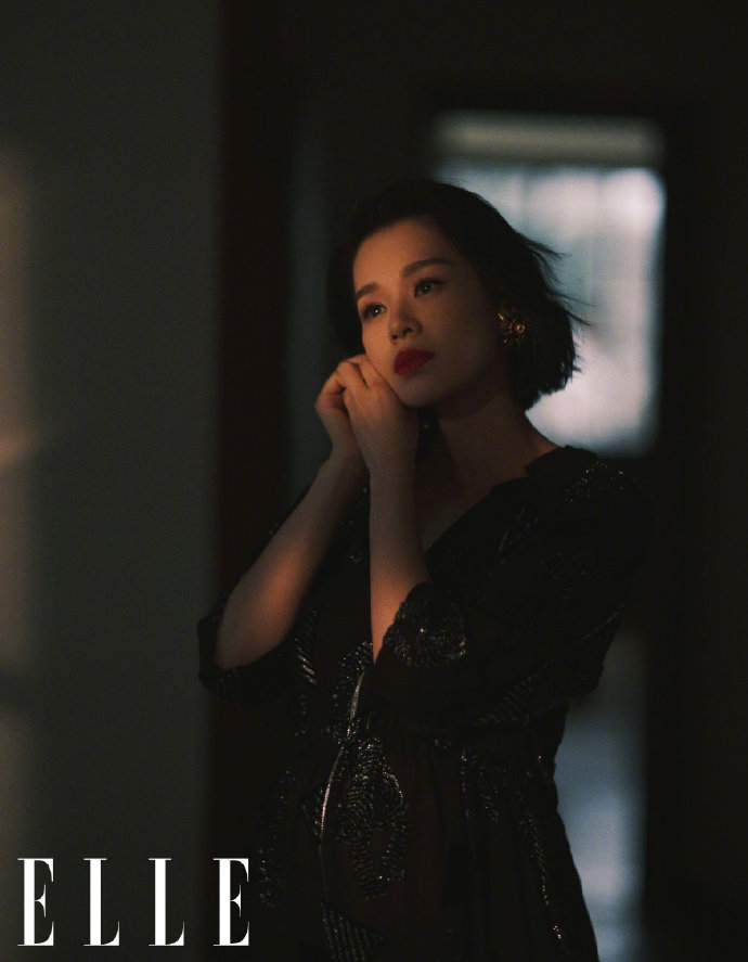 胡杏儿挺七月孕肚展示侧影杀写真