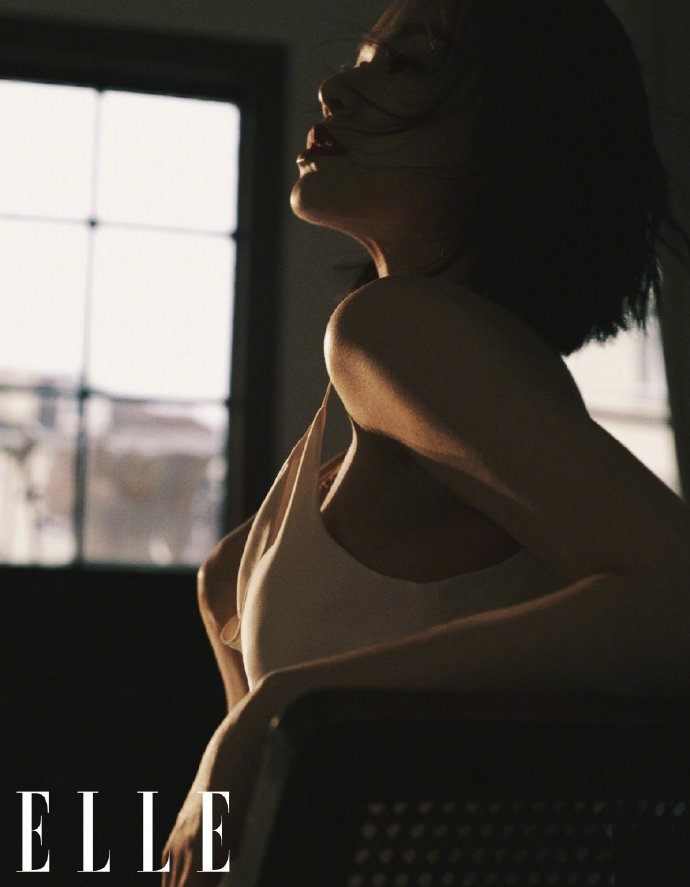 胡杏儿挺七月孕肚展示侧影杀写真