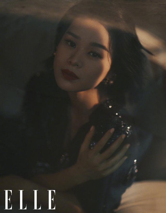 胡杏儿挺七月孕肚展示侧影杀写真