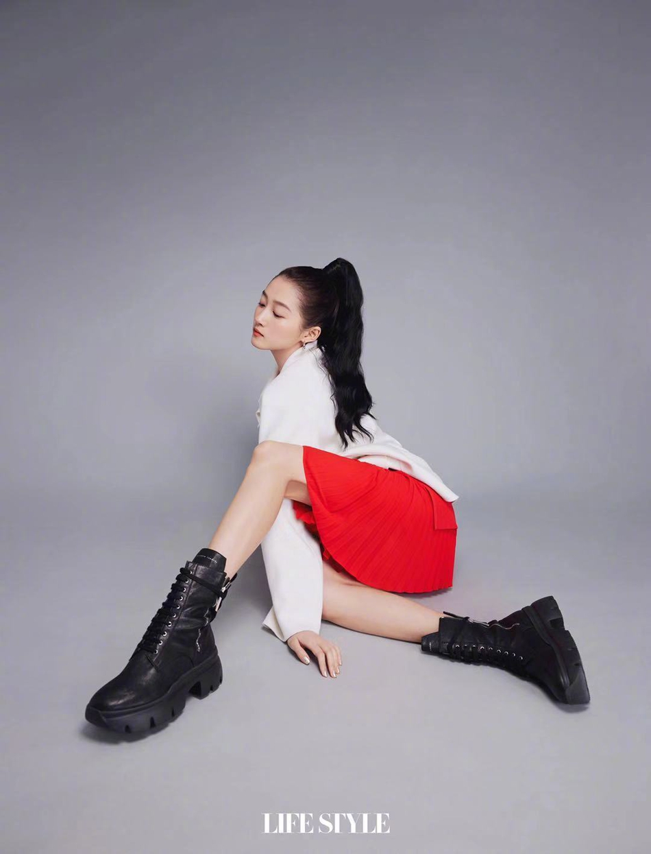 关晓彤扎高马尾青春洋溢时尚写真