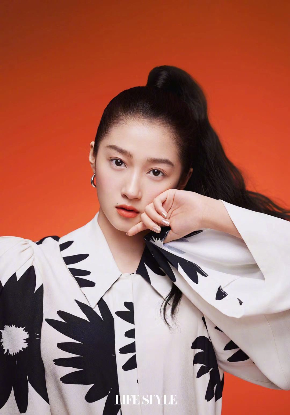 关晓彤扎高马尾青春洋溢时尚写真