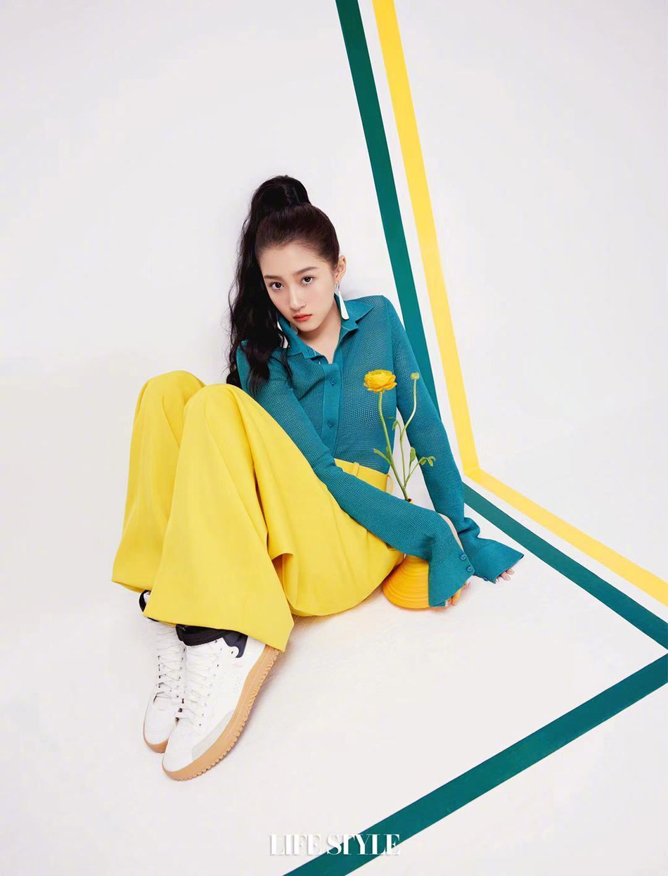 关晓彤扎高马尾青春洋溢时尚写真