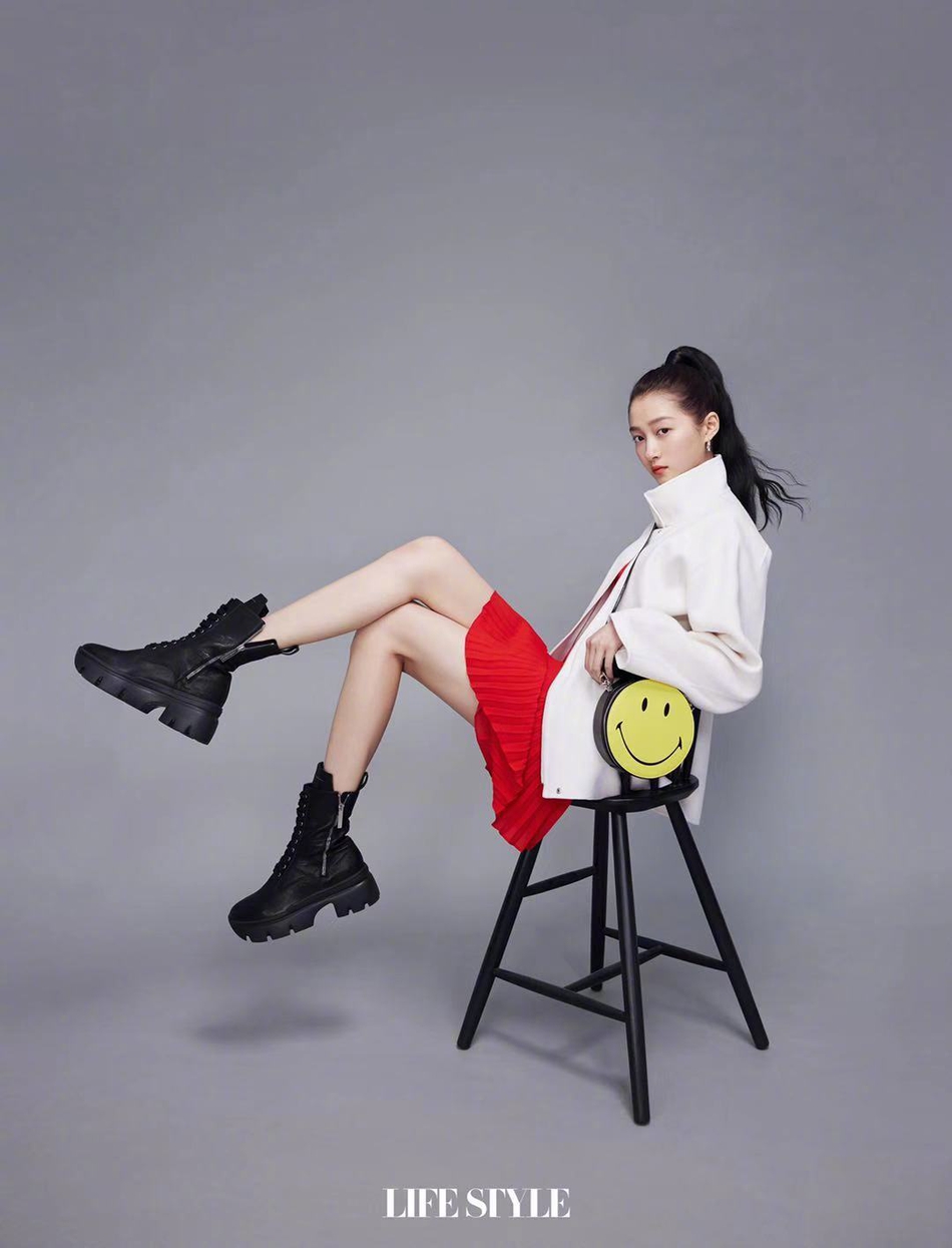 关晓彤扎高马尾青春洋溢时尚写真