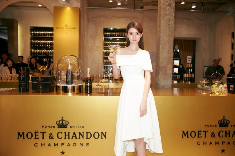 乔欣白色连衣裙温柔又淑女写真