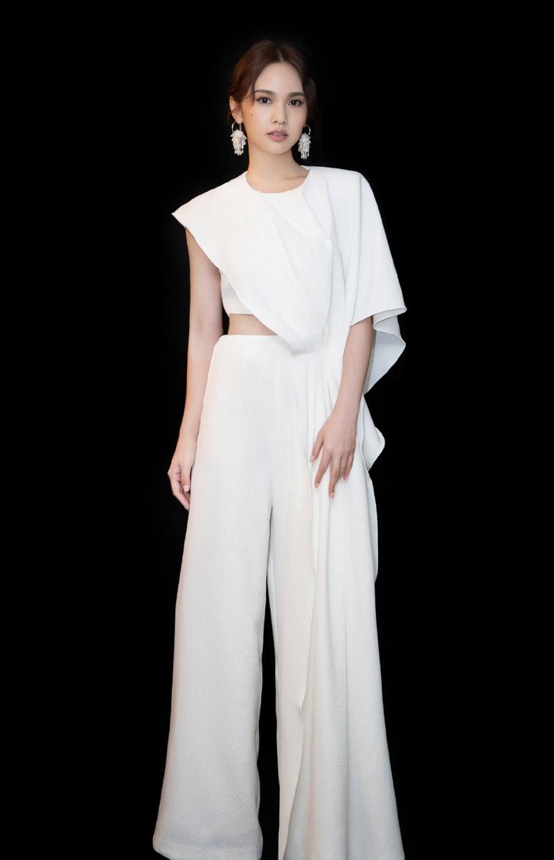 杨丞琳白色连体裤知性又干练写真