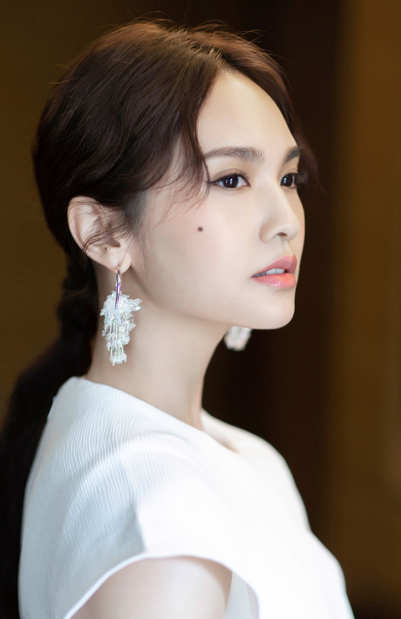 杨丞琳白色连体裤知性又干练写真