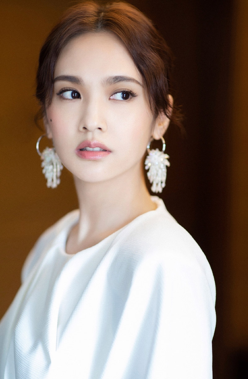 杨丞琳白色连体裤知性又干练写真