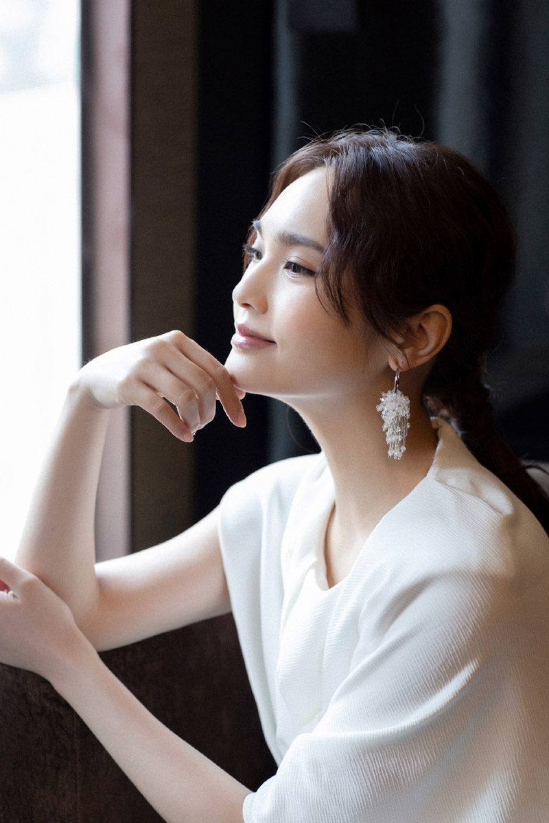 杨丞琳白色连体裤知性又干练写真