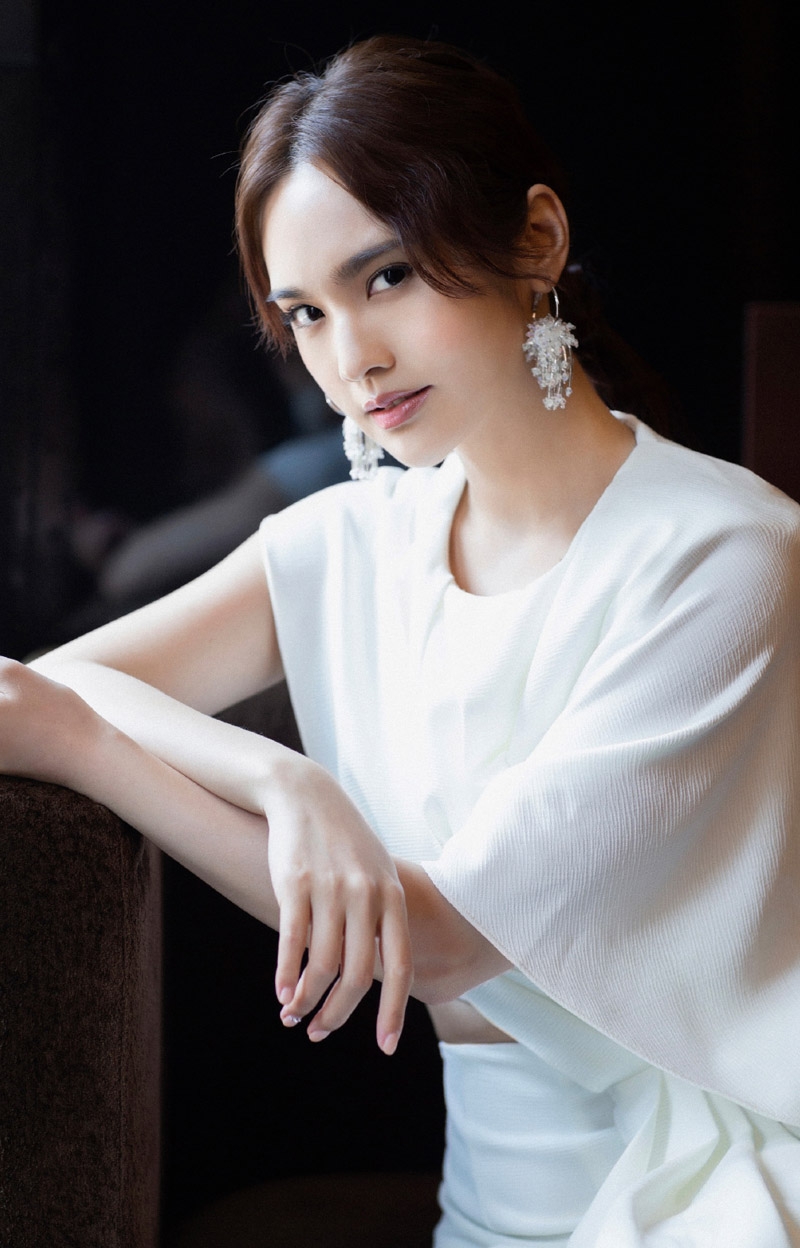 杨丞琳白色连体裤知性又干练写真