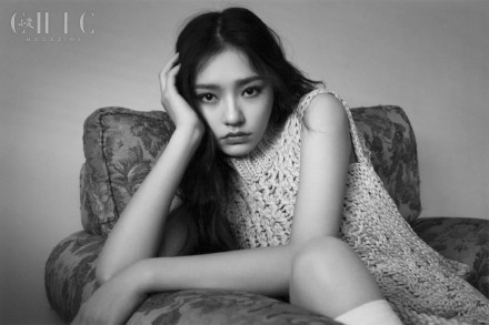 林允长发披肩慵懒如猫时尚写真