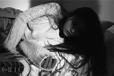 林允长发披肩慵懒如猫时尚写真