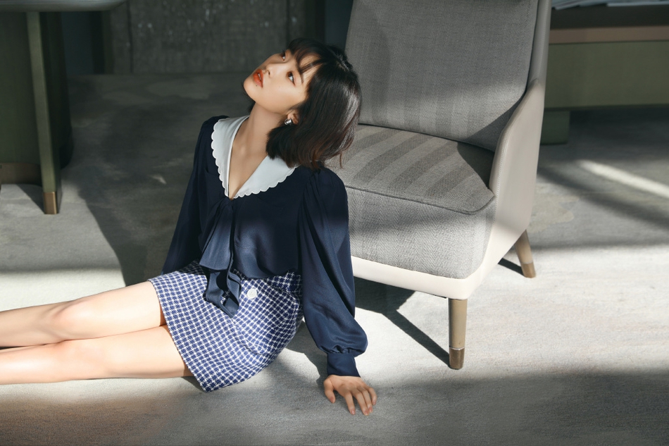 沈月短发齐刘海翻领连衣裙写真