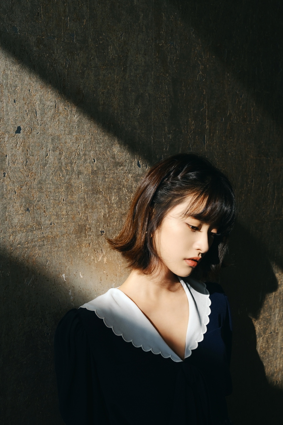 沈月短发齐刘海翻领连衣裙写真
