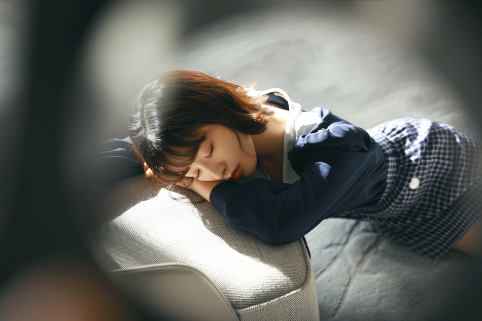 沈月短发齐刘海翻领连衣裙写真