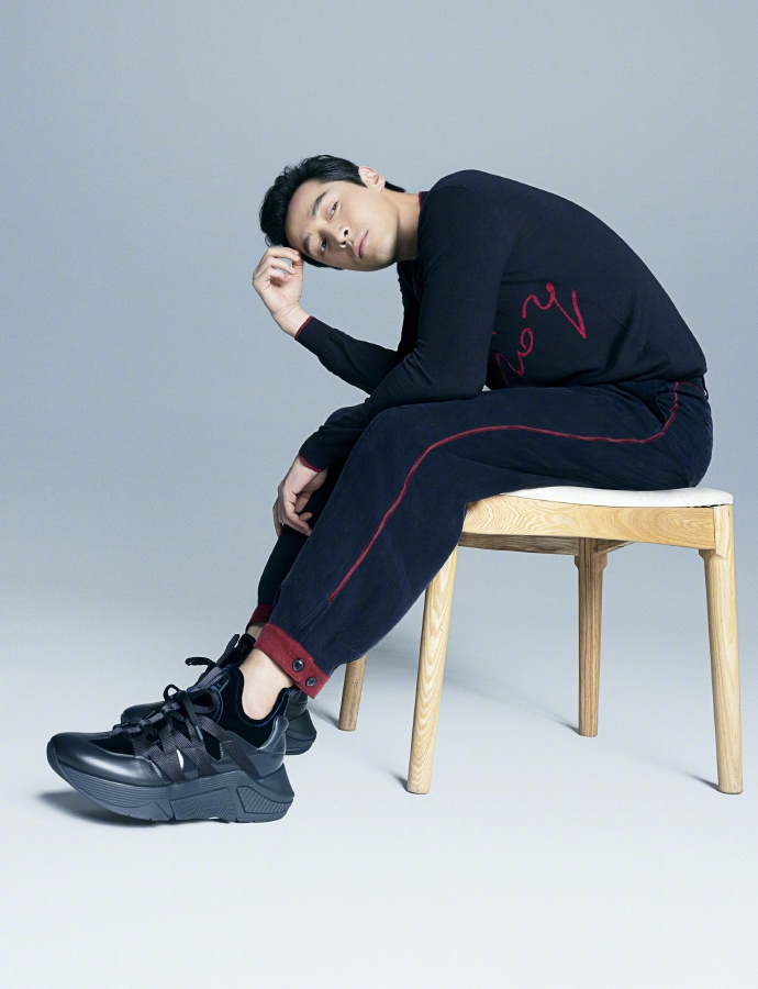 胡歌低调内敛展现型男魅力写真