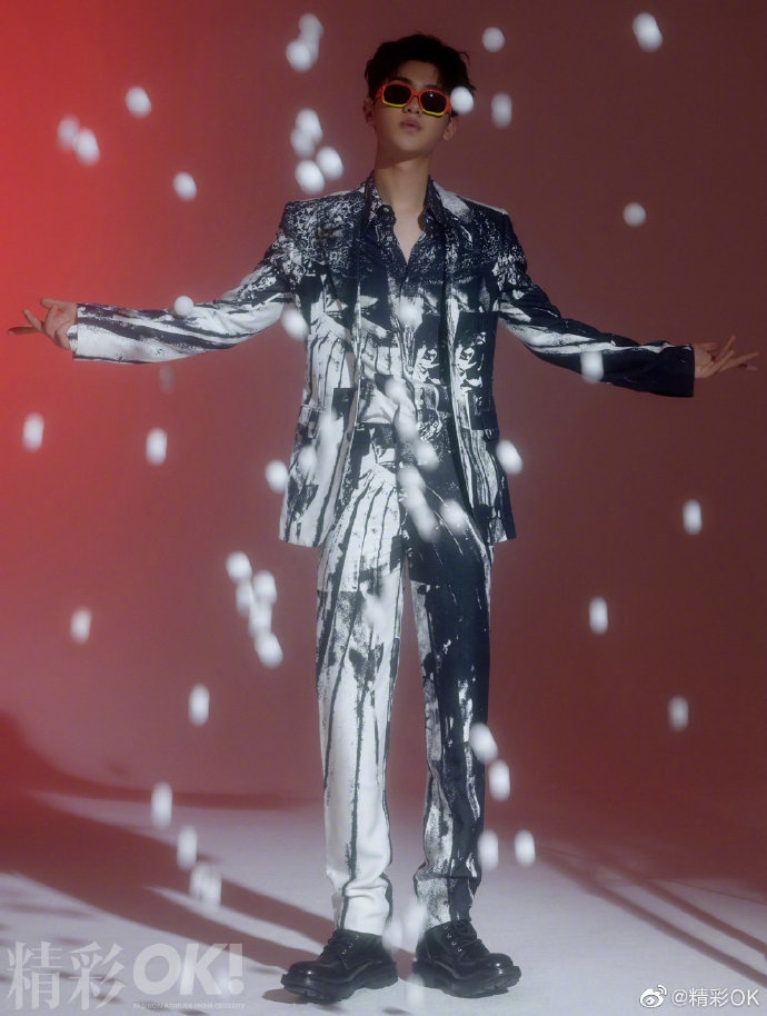 黄明昊黑色唇印展露成熟野性写真