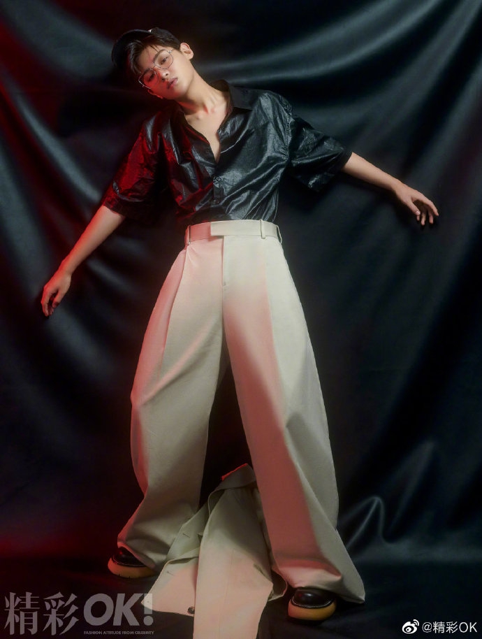 黄明昊黑色唇印展露成熟野性写真