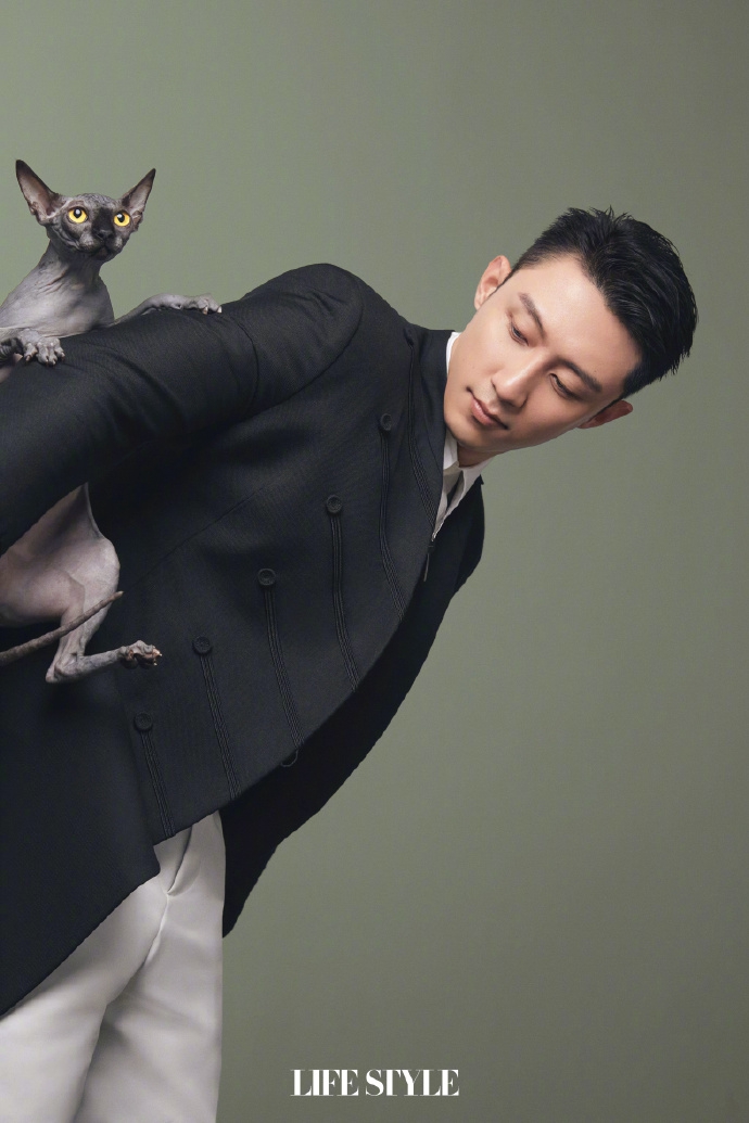 黄景瑜利落短发颇具文艺气息写真