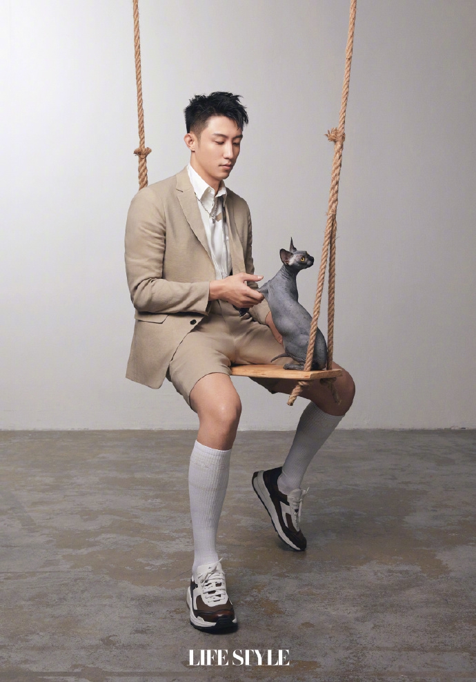 黄景瑜利落短发颇具文艺气息写真