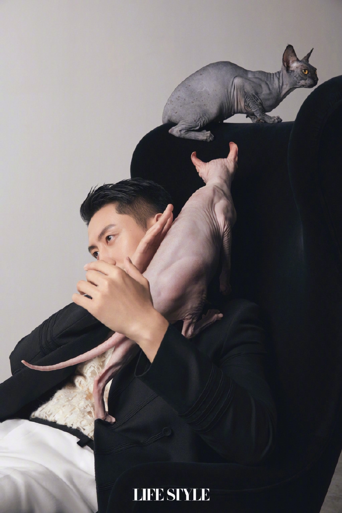 黄景瑜利落短发颇具文艺气息写真