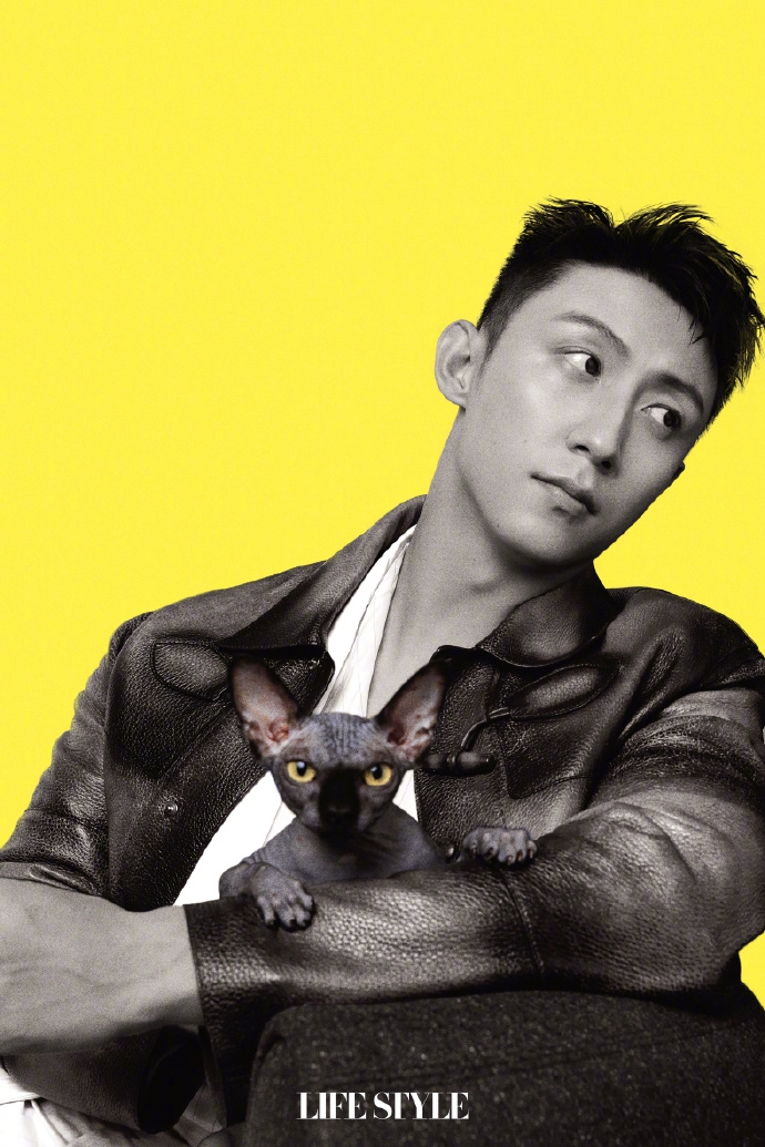 黄景瑜利落短发颇具文艺气息写真