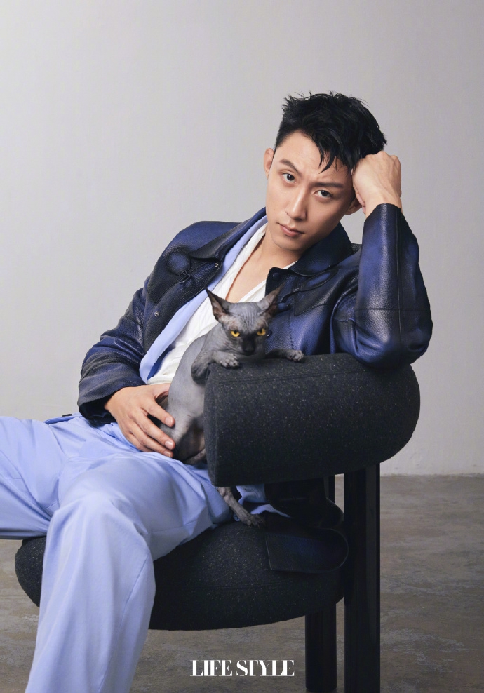 黄景瑜利落短发颇具文艺气息写真