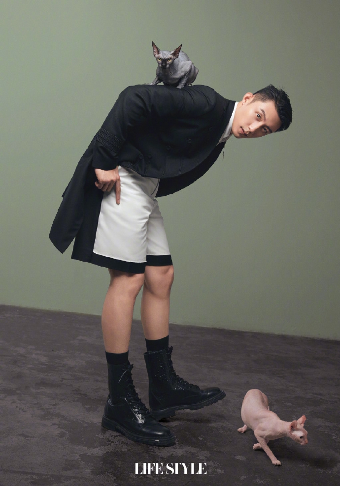 黄景瑜利落短发颇具文艺气息写真