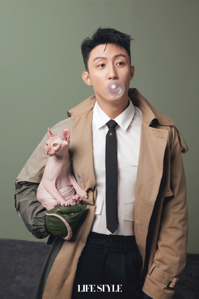 黄景瑜利落短发颇具文艺气息写真