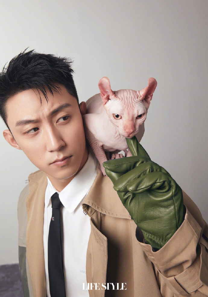 黄景瑜利落短发颇具文艺气息写真