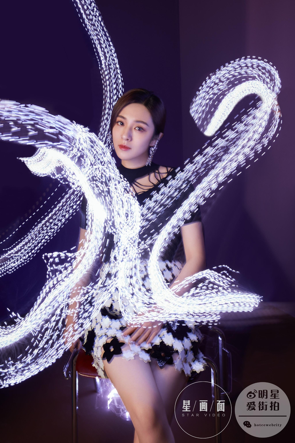 王晓晨黑白短裙气质优雅灵动写真