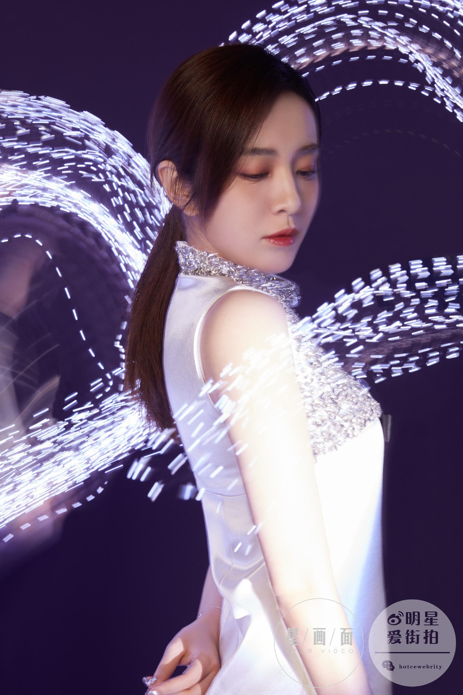 王晓晨黑白短裙气质优雅灵动写真