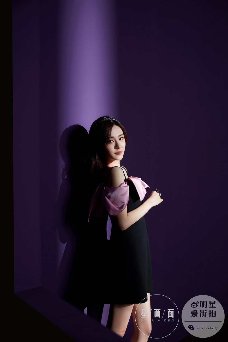王晓晨黑白短裙气质优雅灵动写真