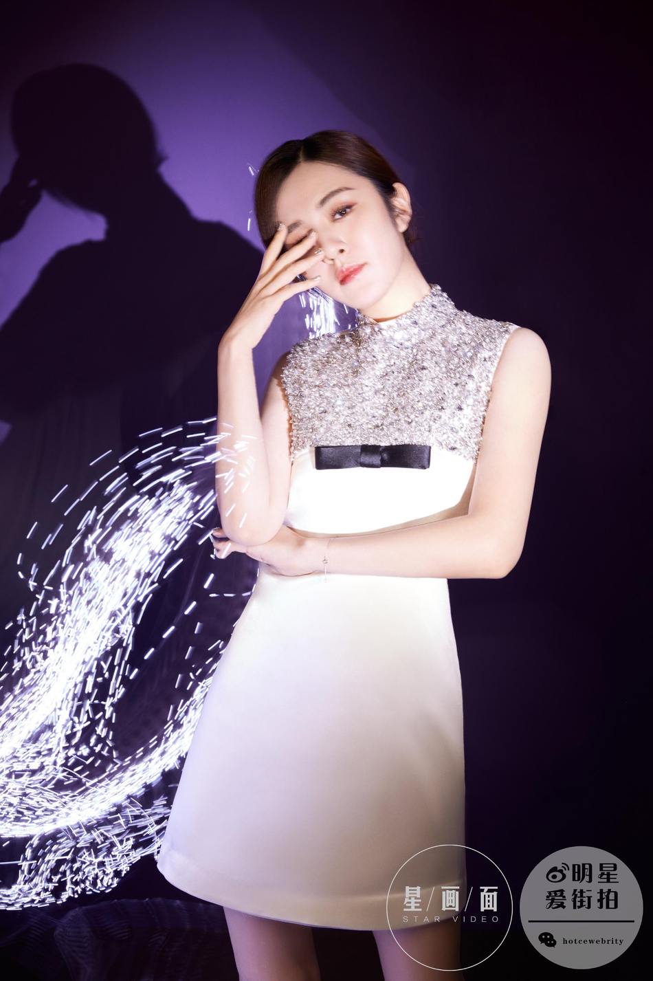 王晓晨黑白短裙气质优雅灵动写真