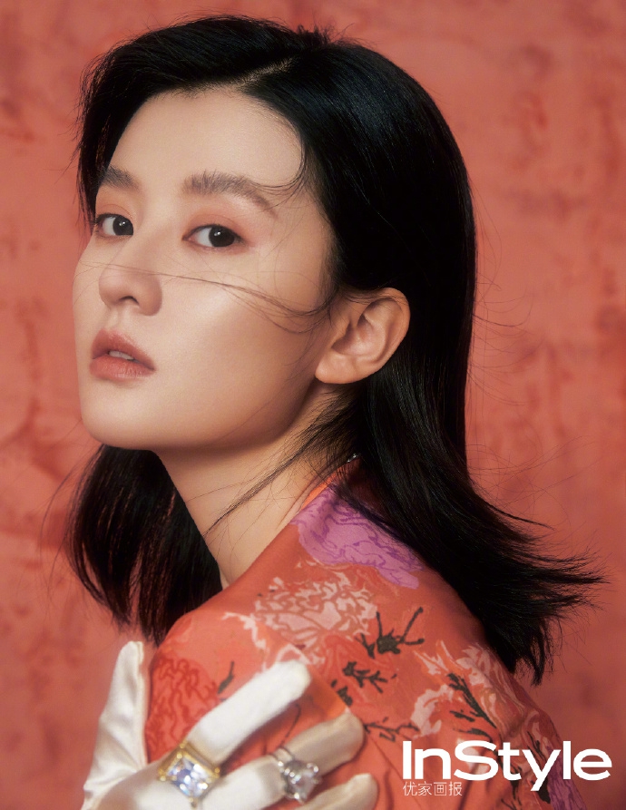 乔欣复古造型文艺气息十足写真