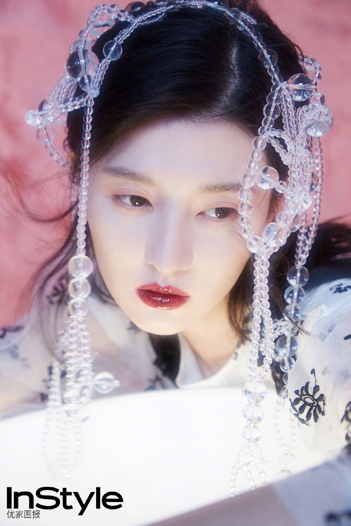 乔欣复古造型文艺气息十足写真