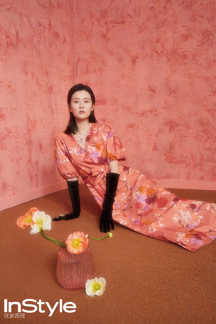 乔欣复古造型文艺气息十足写真