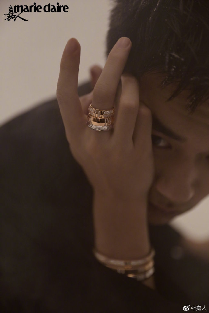 易烊千玺空气炸毛帅气十足写真