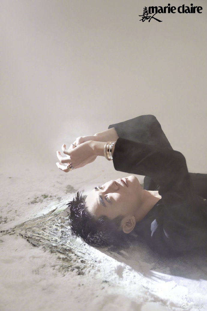 易烊千玺空气炸毛帅气十足写真