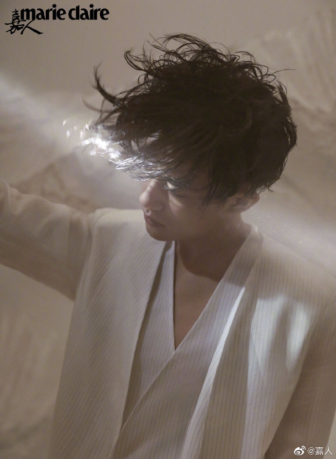 易烊千玺空气炸毛帅气十足写真
