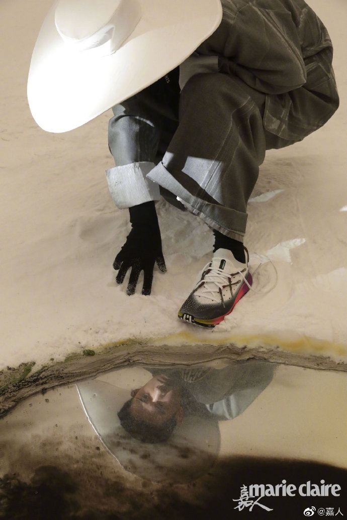 易烊千玺空气炸毛帅气十足写真