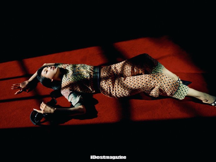 宋茜泪痣妆容诠释别样风情写真