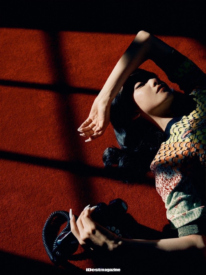 宋茜泪痣妆容诠释别样风情写真