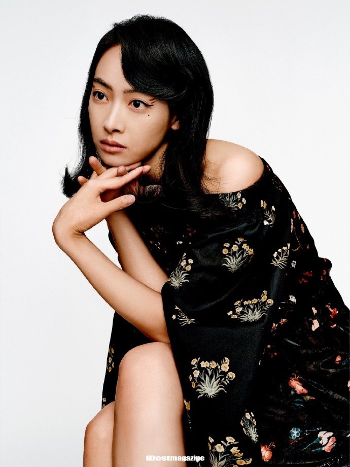 宋茜泪痣妆容诠释别样风情写真