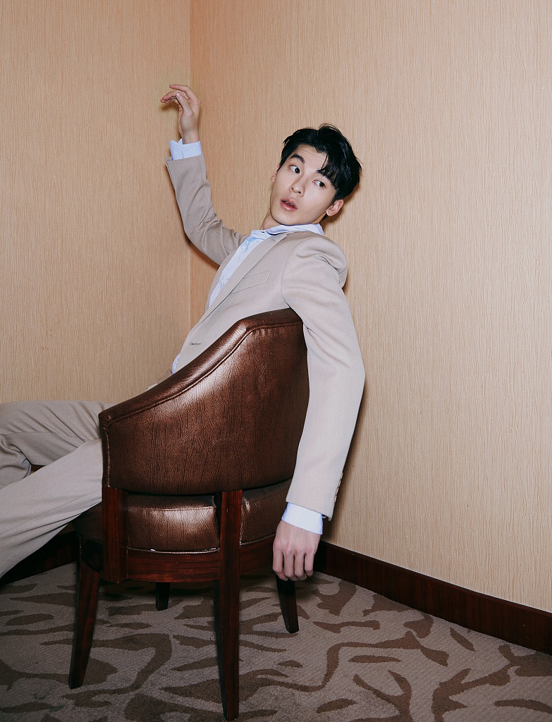 许光汉西装衬衫造型帅气干练写真