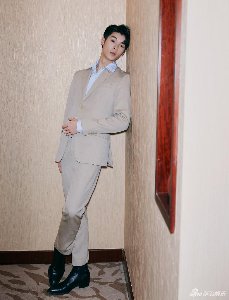 许光汉西装衬衫造型帅气干练写真