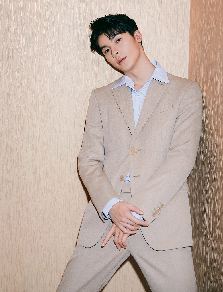 许光汉西装衬衫造型帅气干练写真