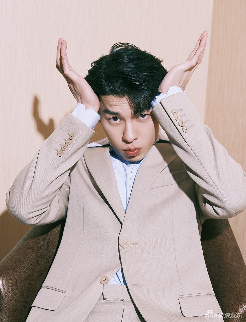 许光汉西装衬衫造型帅气干练写真
