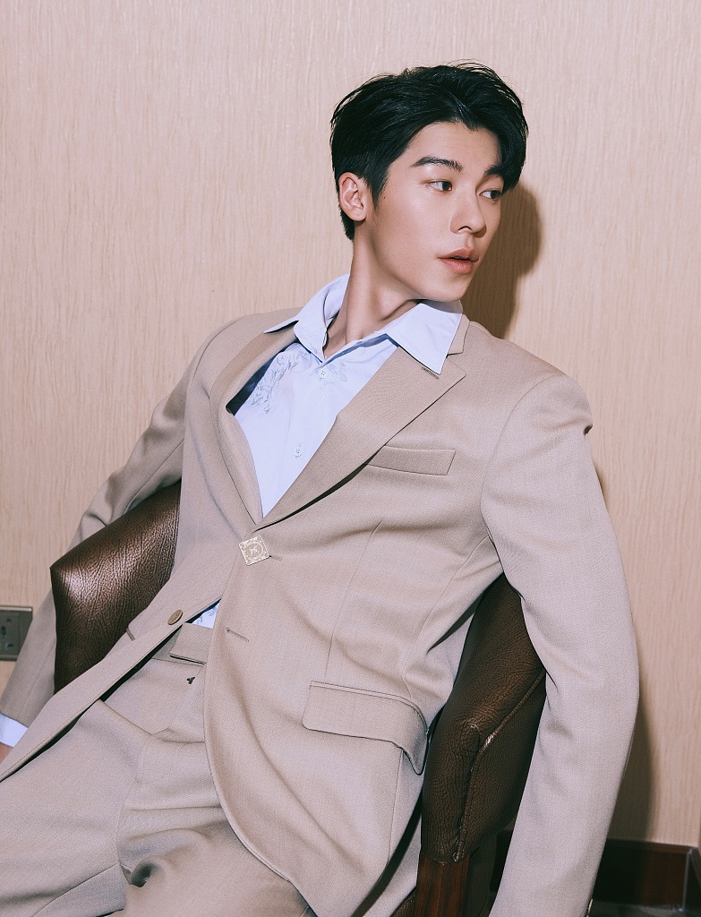 许光汉西装衬衫造型帅气干练写真