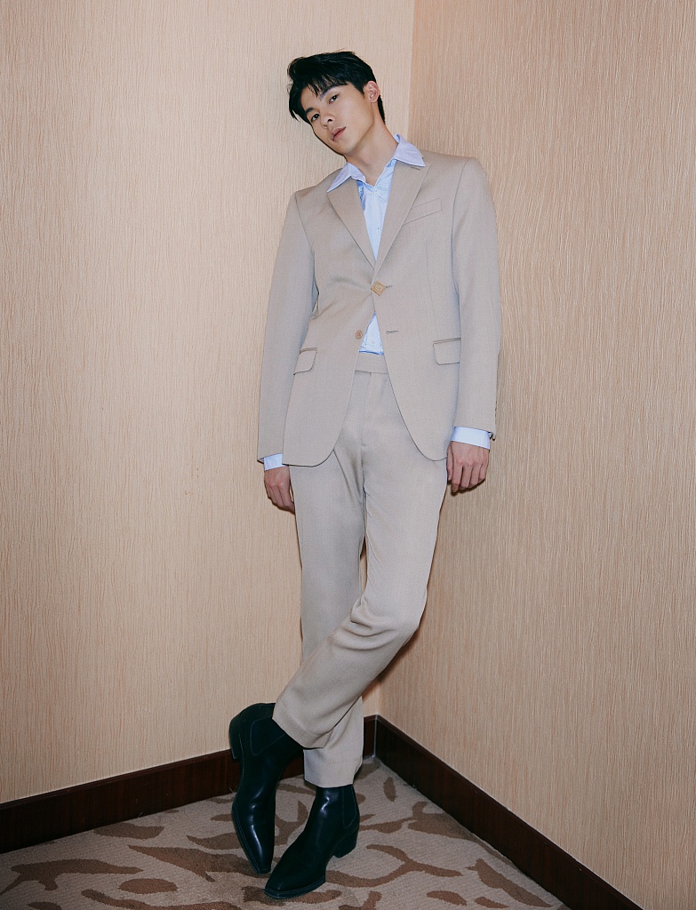 许光汉西装衬衫造型帅气干练写真