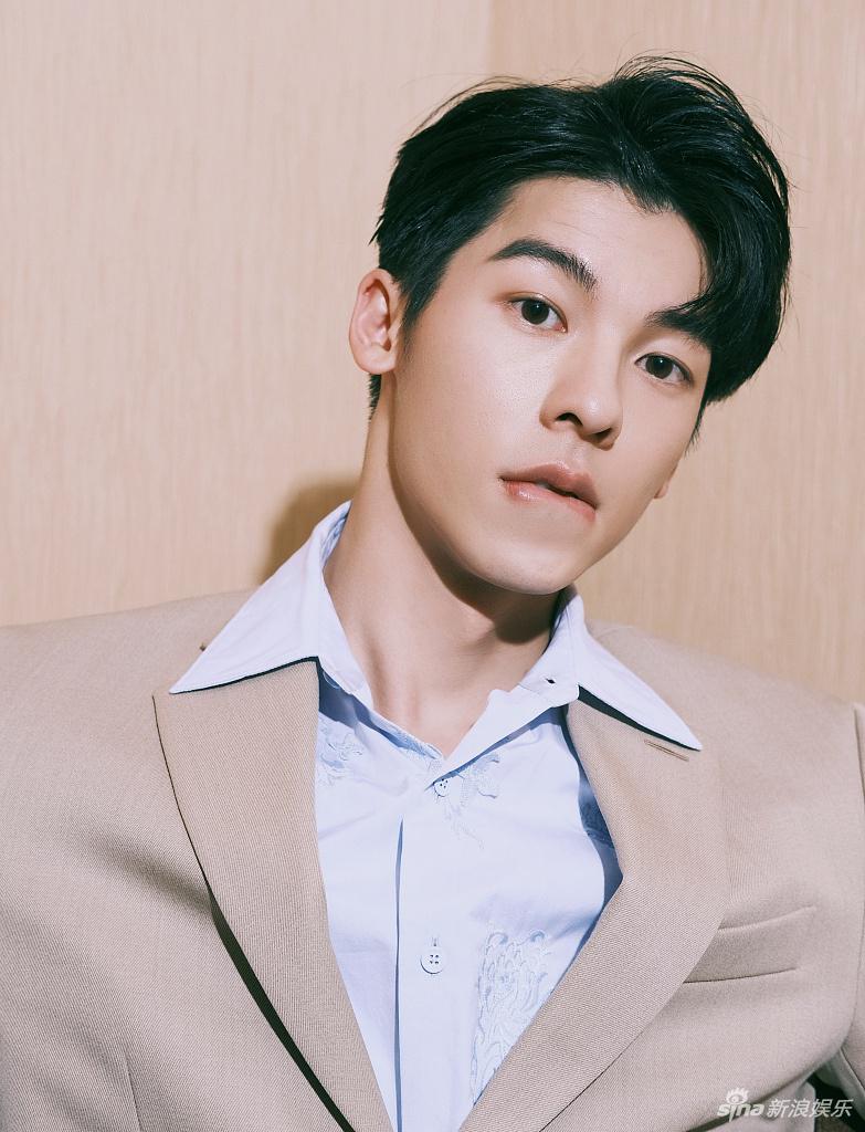 许光汉西装衬衫造型帅气干练写真